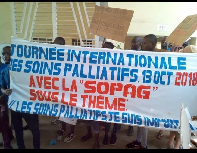 Banderole de la SOPAG lors de la Journée internationale des soins palliatifs