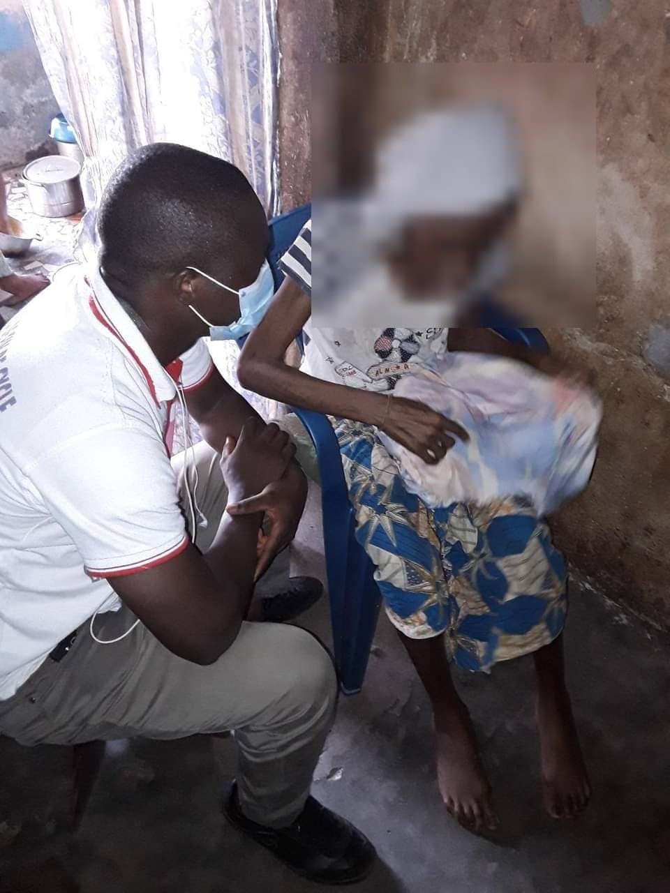 Un bénévole de la SOPAG en visite à domicile auprès d’une patiente (visage flouté)